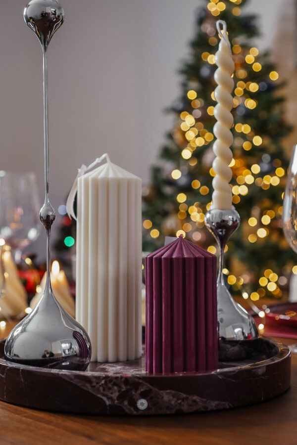 Bougies cylindriques sculpturales Ysadena en blanc et bordeaux sur un plateau décoratif