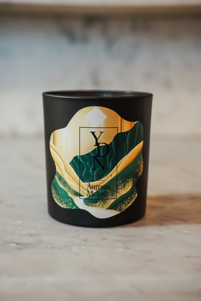 Vue d’ensemble de la bougie parfumée “Aurus Melody”, fabriquée en Belgique.