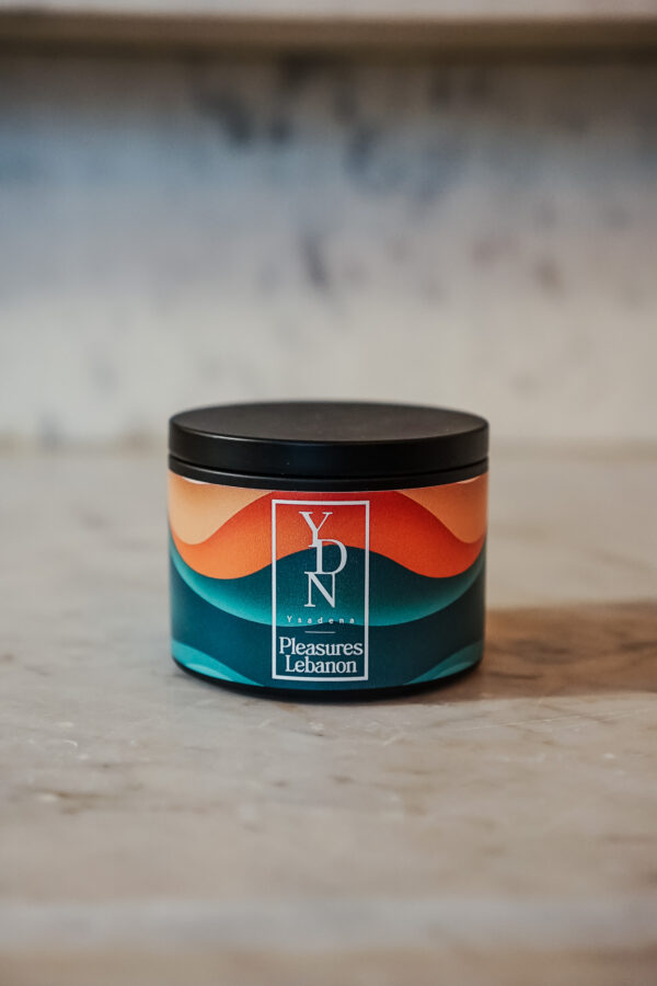 Vue d'ensemble du packaging de la bougie "Pleasures of Lebanon", fabriquée en Belgique, avec un design élégant et un parfum inspiré du Liban.