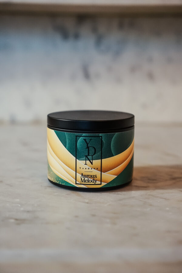 Fragrance “Aurus Melody” – Un Mélange Envoûtant Composition des fragrances de la bougie “Aurus Melody” aux notes florales et boisées.