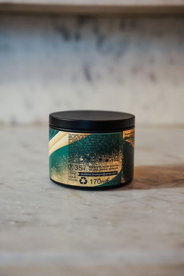 Une Lumière Apaisante – Made in Belgium Bougie “Aurus Melody” allumée, apportant lumière et parfum à une pièce.