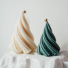 Bougie Sapin de Noël blanche en décoration de table festive, idéale pour les fêtes de fin d’année.