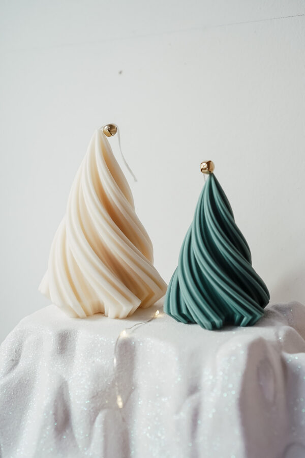 Bougie Sapin de Noël blanche en décoration de table festive, idéale pour les fêtes de fin d’année.