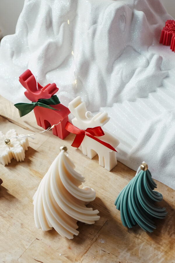 Décoration de Table avec Bougie Sapin de Noël Bougie Sapin de Noël blanche en décoration de table festive, idéale pour les fêtes de fin d’année