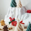 Décoration de Table avec Bougie Sapin de Noël Bougie Sapin de Noël blanche en décoration de table festive, idéale pour les fêtes de fin d’année