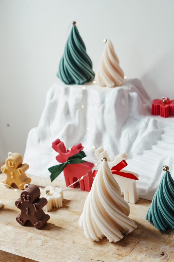 Décoration de Table avec Bougie Sapin de Noël Bougie Sapin de Noël blanche en décoration de table festive, idéale pour les fêtes de fin d’année