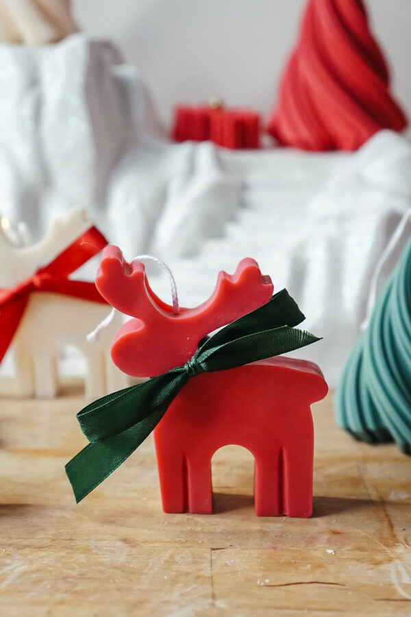 Bougie Sculpturale Cerf Rouge – Parfum Jasmin et Rose Bougie Sculpturale Cerf de Noël en rouge avec parfum jasmin et rose.