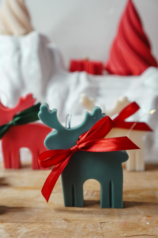 Bougie Sculpturale Cerf Vert – Parfum Sapin Bougie Sculpturale Cerf de Noël en vert avec parfum sapin.