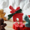 Bougies Sculpturales Cerf de Noël – Collection complète en trois couleurs Bougies Sculpturales Cerf de Noël disponibles en rouge, vert et blanc, fabriquées en Belgique.