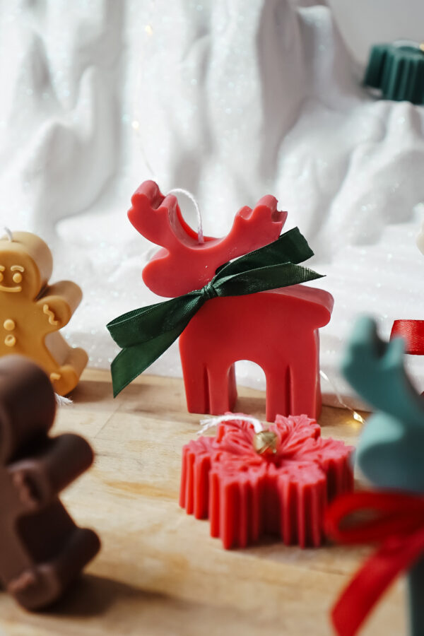 Bougies Sculpturales Cerf de Noël – Collection complète en trois couleurs Bougies Sculpturales Cerf de Noël disponibles en rouge, vert et blanc, fabriquées en Belgique.