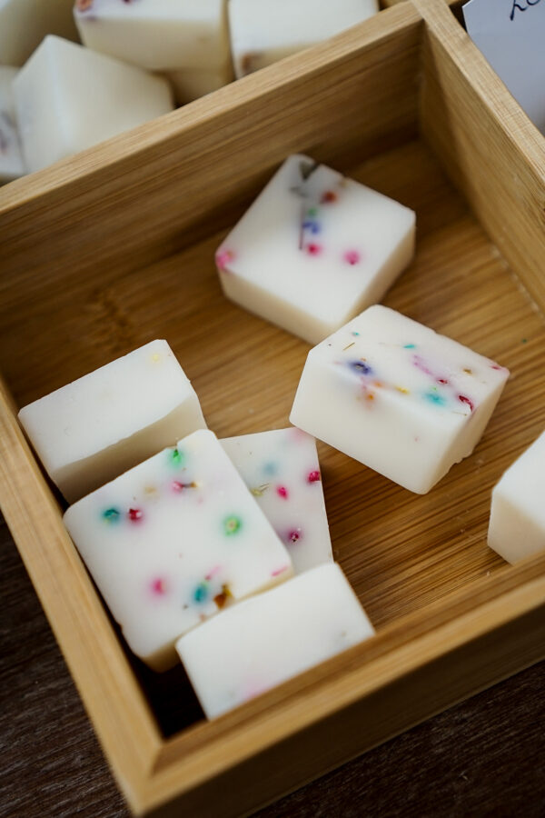 Détails d’un Fondant Parfumé Unique Gros plan d’un fondant parfumé artisanal en cire de colza.