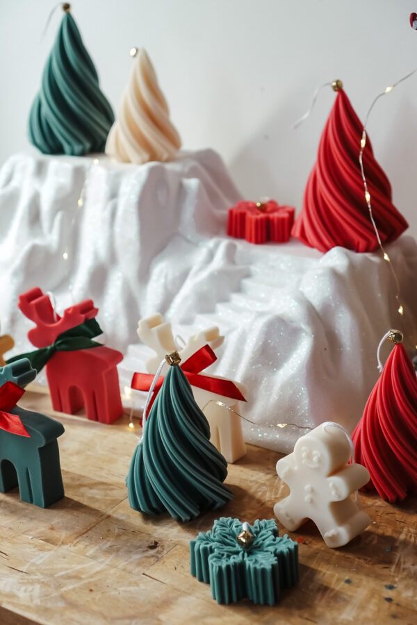 Bougie sculpturale Pain d’Épices avec bougies sapin et cerf, ambiance de Noël