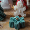 Bougie sculpturale Pain d’Épices avec flocon et étoiles, déco de Noël