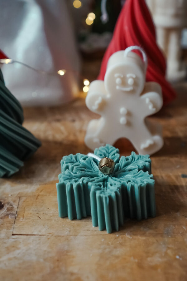 Bougie sculpturale Pain d’Épices avec flocon et étoiles, déco de Noël