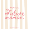 Étiquette “Futur maman” rose sur fond beige rayé