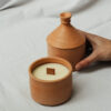 Bougie Inoubliable dans pot de tajine Bougie parfumée Inoubliable dans un pot en forme de tajine en terre cuite