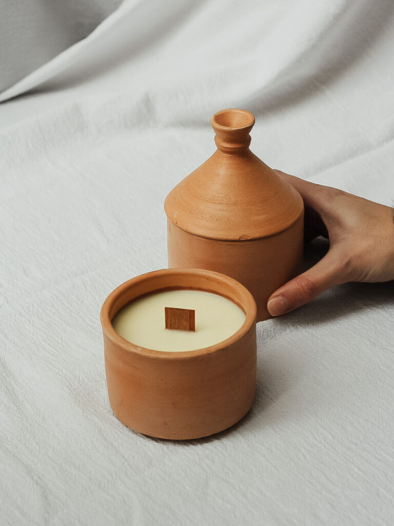 Bougie parfumée Inoubliable dans un pot en forme de tajine en terre cuite