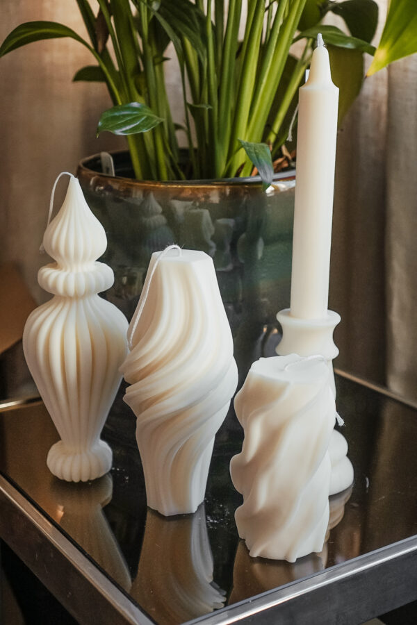 Ensemble de Bougies – Design et Harmonie Bougie en spirale en cire de colza avec d’autres bougies décoratives.
