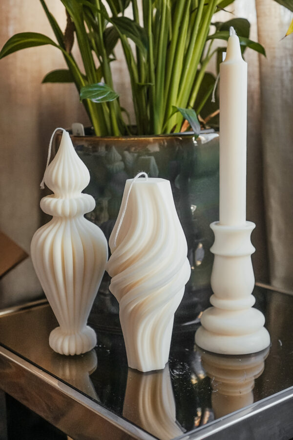 Bougie Sculpturale en Spirale – Décoration Intérieure Bougie en spirale en cire de colza dans un intérieur décoré.