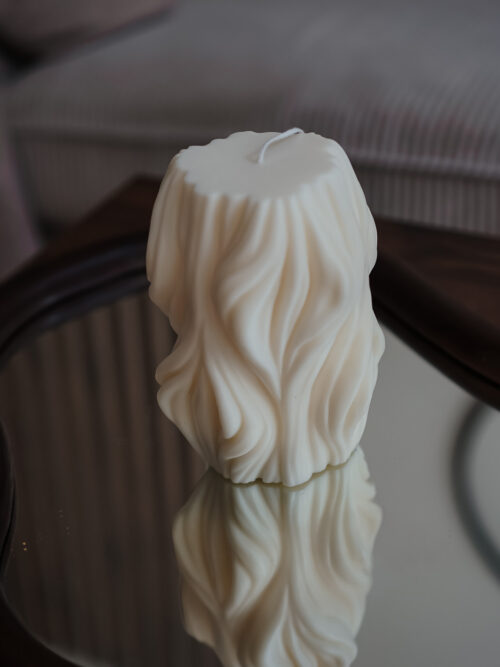 Bougie Sculptural au design sensuel, façonnée avec soin en Belgique. Une pièce décorative forte et élégante.