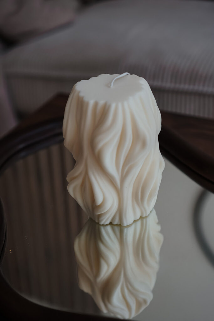 Bougie Sculptural au design sensuel, façonnée avec soin en Belgique. Une pièce décorative forte et élégante.