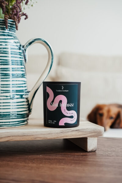 Bougie Nuit Infusée allumée en ambiance cosy