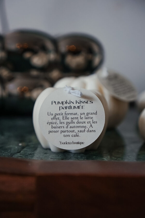 Bougie citrouille sculpturale mini blanche parfum Pumpkin Spiced Latte Ysadena Bougie citrouille mini blanche parfumée Pumpkin Spiced Latte artisanale – Ysadena.