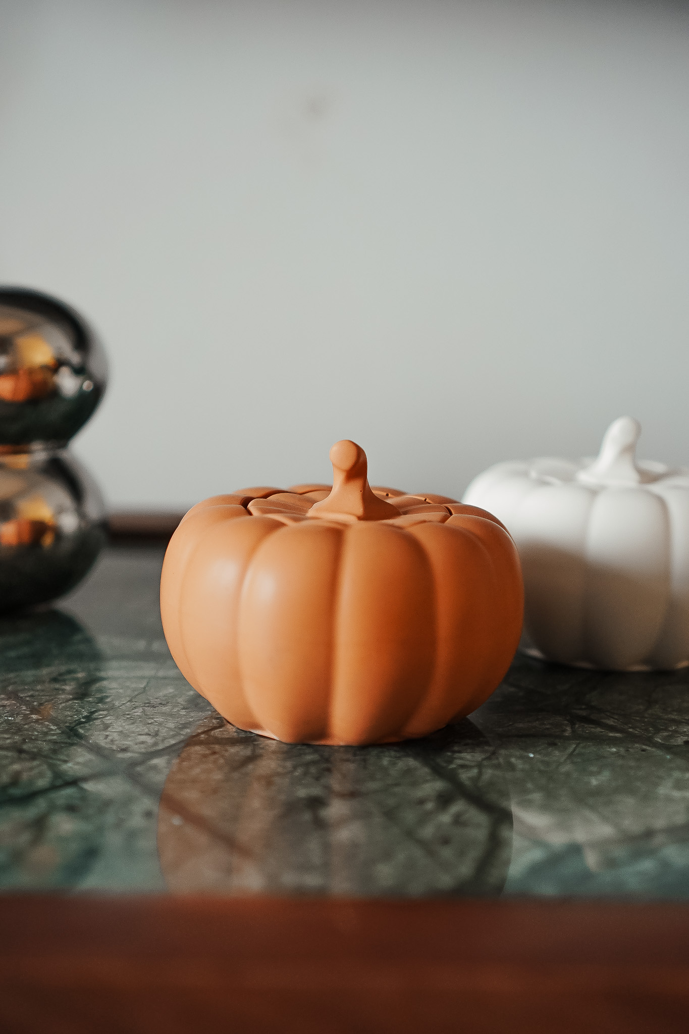 Bougie pot citrouille orange en Jesmonite parfumée Ysadena.