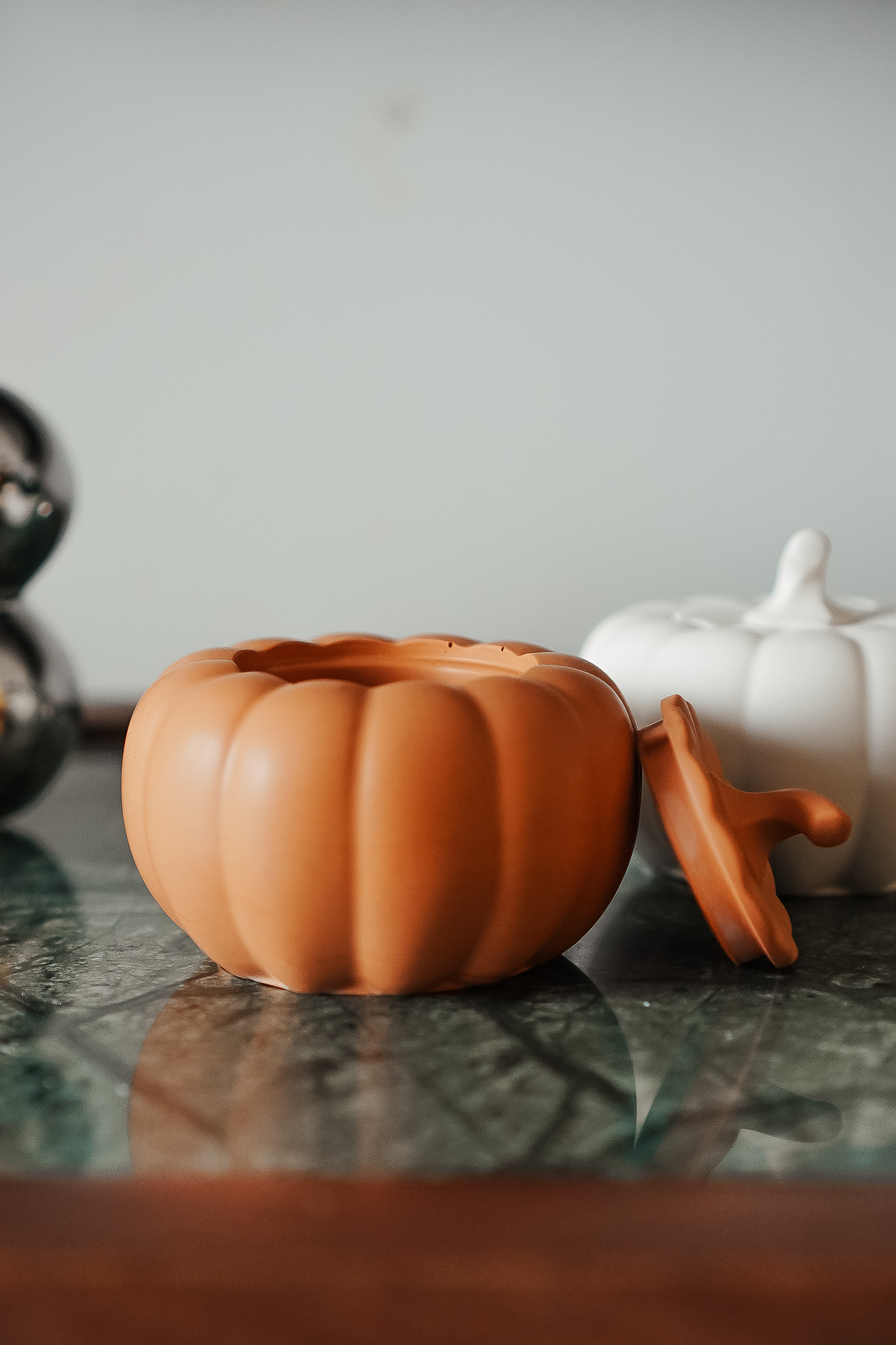 Bougie citrouille orange Jesmonite ouverte avec couvercle à côté.