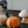 Bougies citrouilles mini Blanche et orange Ysadena Belgique bougies citrouilles mini blanches et orange parfumées au Pumpkin Spiced Latte fabriquées en Belgique