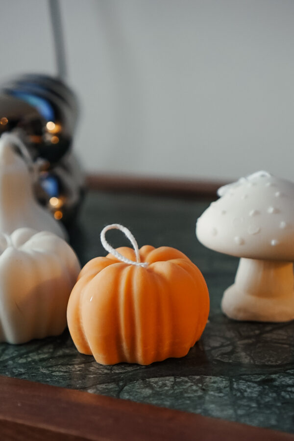 Bougies citrouilles mini Blanche et orange Ysadena Belgique bougies citrouilles mini blanches et orange parfumées au Pumpkin Spiced Latte fabriquées en Belgique