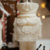 bougie-casse-noisette-belgique-ysadena-deco-noel bougie sculpturale Casse-Noisette devant des décorations de Noël fabriquée en Belgique