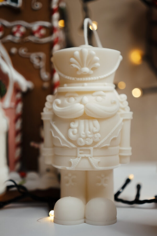bougie-casse-noisette-belgique-ysadena-deco-noel bougie sculpturale Casse-Noisette devant des décorations de Noël fabriquée en Belgique