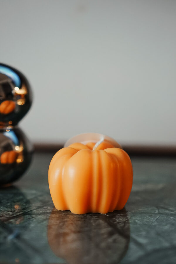 bougie-citrouille-orange-mini-pumpkin-spiced-latte-belgique bougie citrouille orange mini parfumée Pumpkin Spiced Latte coulée à la main en Belgique
