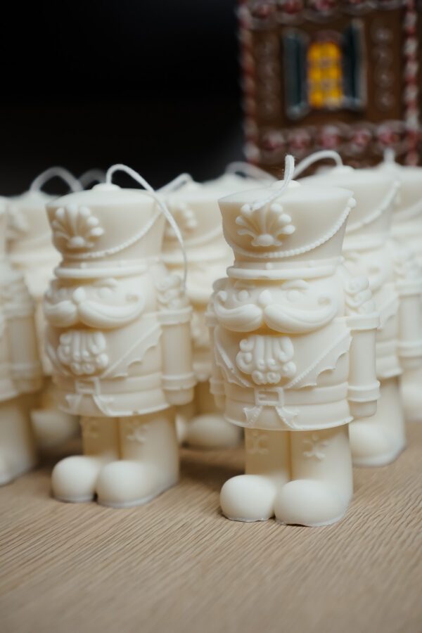 bougies-casse-noisette-deco-noel-artisanales-ysadena-belgique trois bougies sculpturales Casse-Noisette en cire de colza fabriquées en Belgiqu