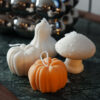 bougies-citrouilles-mini-blanche-et-orange-pumpkin-spiced-latte-belgique bougies citrouilles mini blanches et orange parfumées au Pumpkin Spiced Latte fabriquées artisanalement en Belgique