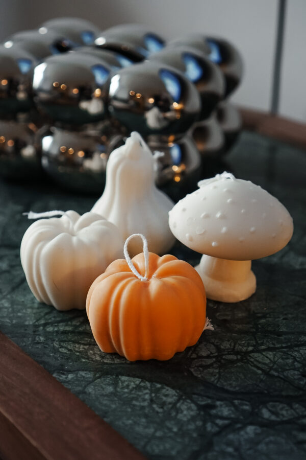 bougies-citrouilles-mini-blanche-et-orange-pumpkin-spiced-latte-belgique bougies citrouilles mini blanches et orange parfumées au Pumpkin Spiced Latte fabriquées artisanalement en Belgique