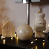 Bougie ronde blanche nacrée en cire d’olive, décoration artisanale de Noël Ysadena