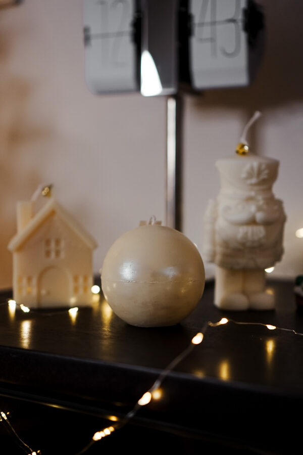 Bougie ronde blanche nacrée en cire d’olive, décoration artisanale de Noël Ysadena