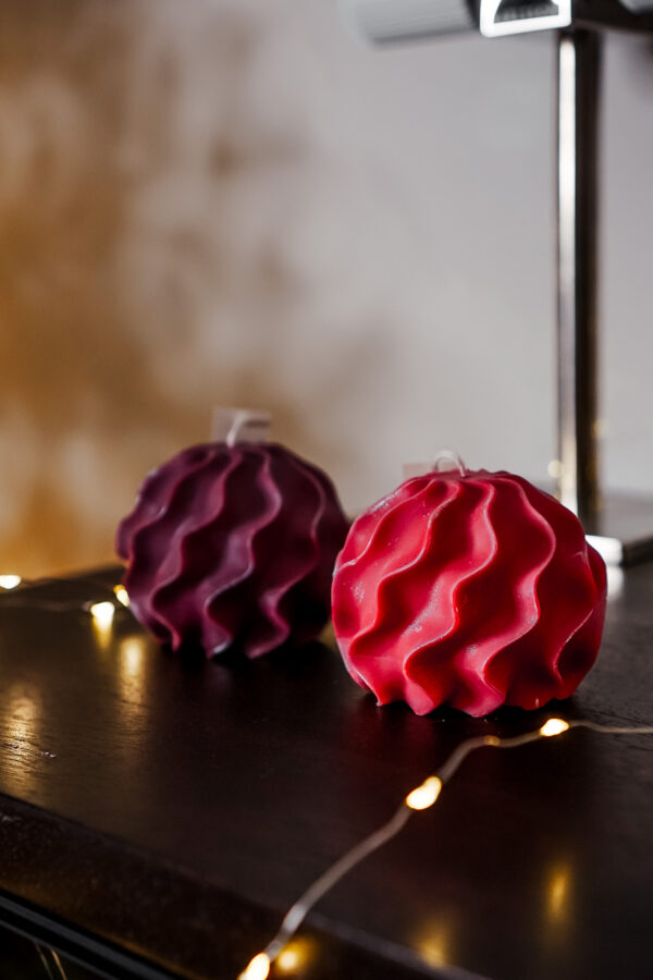 Bougies Torsadees de Noel Collection artisanale Ysadena Duo de bougies torsadées rouges et violettes en cire végétale, décoration de Noël