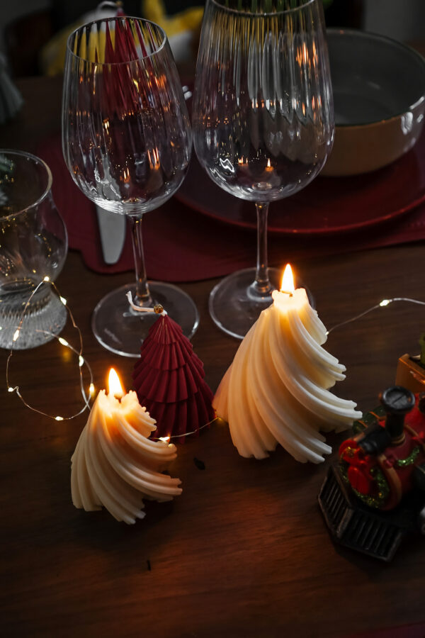 Bougie Sapin Torsadé parfumée – Collection de Noël artisanale Ysadena
