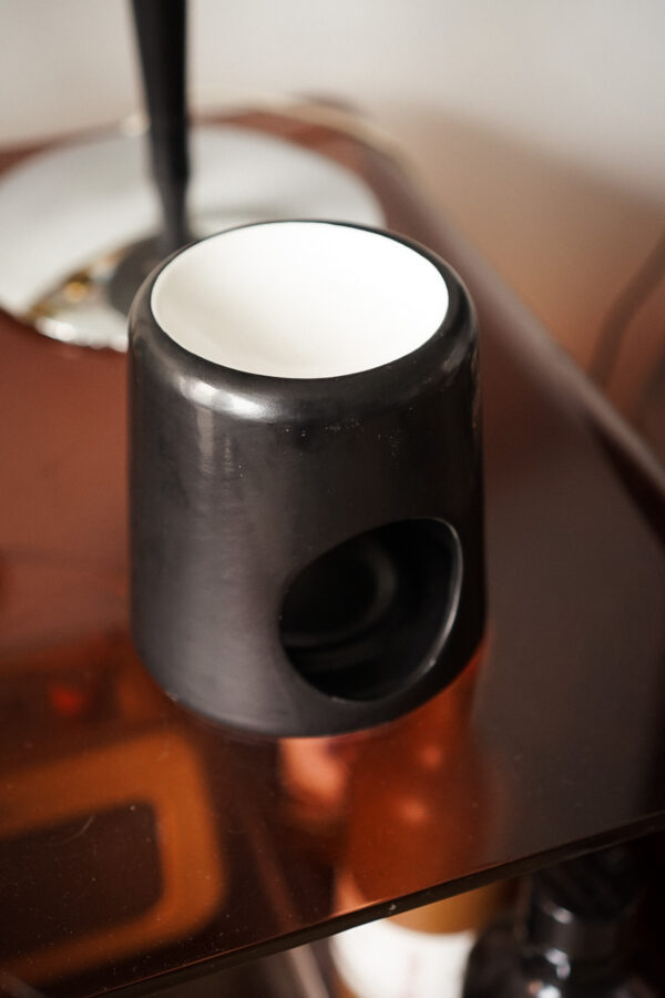 detail-bruleur-fondants-cylindrique-noir Brûleur Cylindrique Noir pour Fondants Parfumés