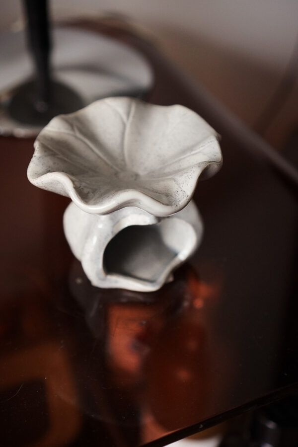 detail-bruleur-fondants-fleur-blanc Brûleur Fleur Gris pour Fondants Parfumés