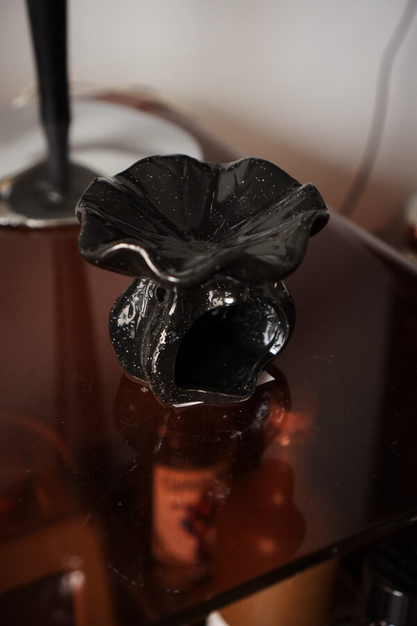 detail-bruleur-fondants-fleur-noir Brûleur Fleur Noir pour Fondants Parfumés